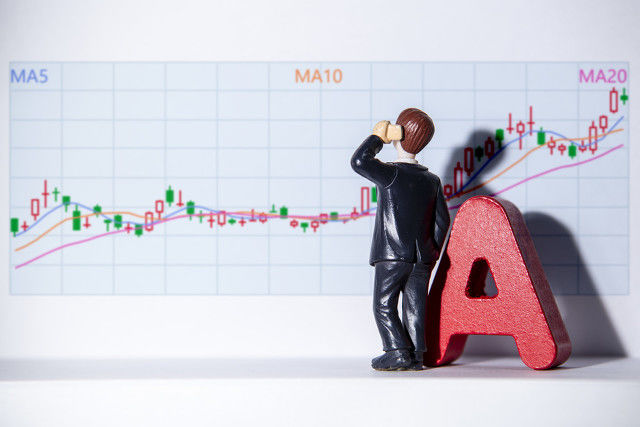 股票开盘涨停现象背后，供求、情绪及行业板块有何影响？