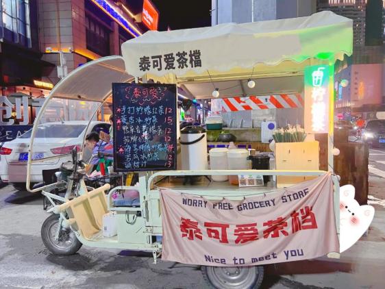 00后毕业即摆摊_90后辞职摆摊经历_2025地摊暴利新产品视