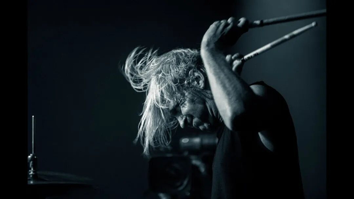 原创视频赚钱_逆势而行的艺人策略_跳出爆款范式